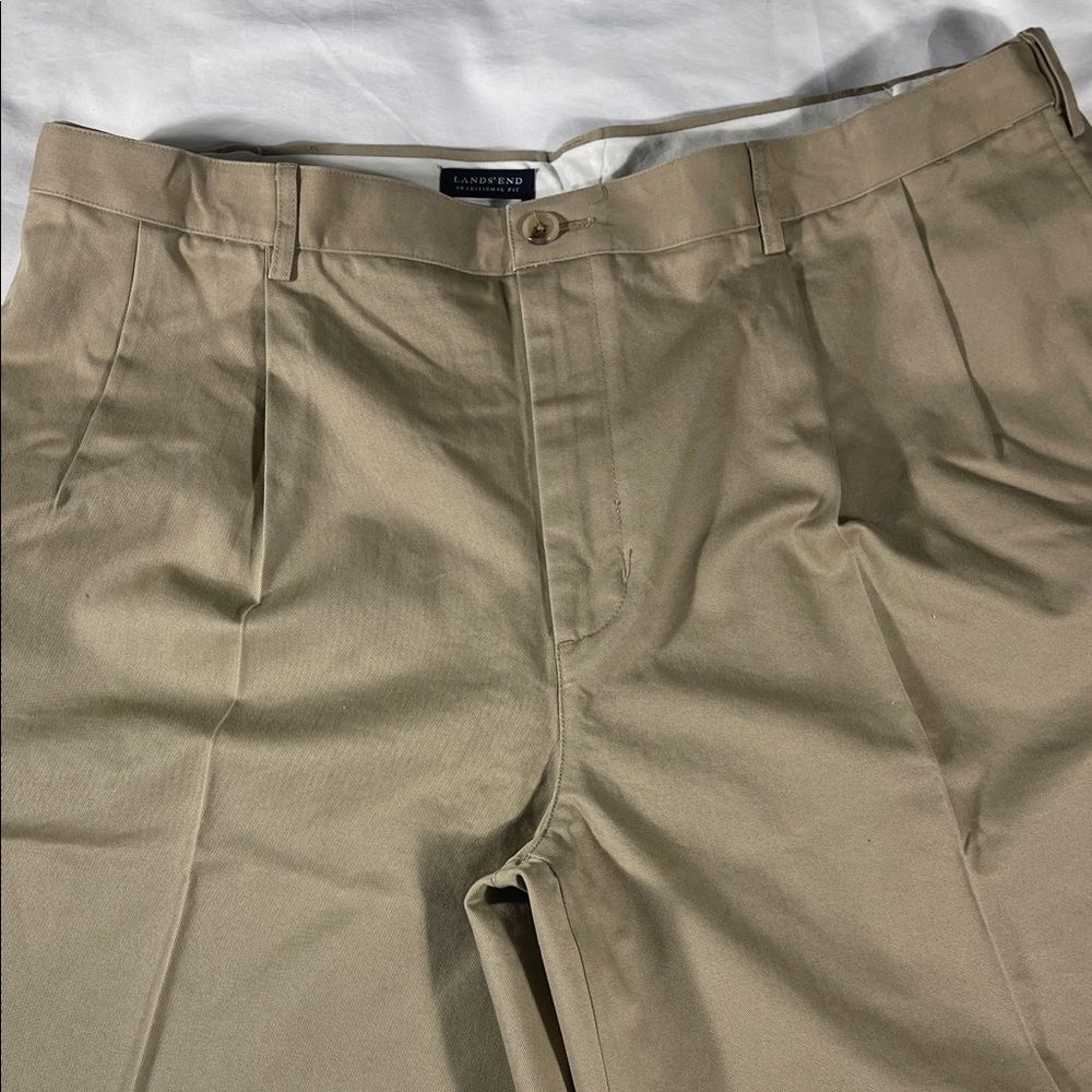 Lands' End mens khaki rugged double pleated expandable 9" chino shorts - size 42